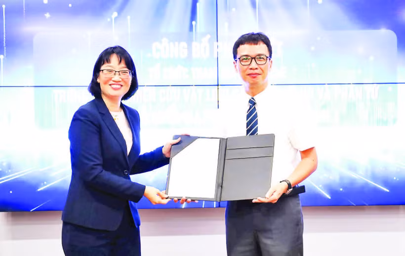 Phó Chủ tịch Ủy ban nhân dân Thành phố Hồ Chí Minh Trần Thị Diệu Thúy trao quyết định cho Trung tâm INOMAR tham gia Đề án CoE. (Ảnh KHẮC HIẾU)