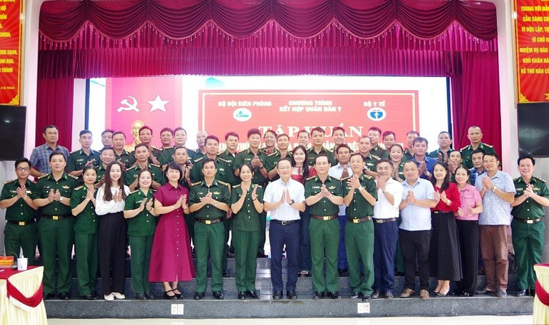 Các đại biểu và học viên tham gia lớp tập huấn. anh-3.jpg