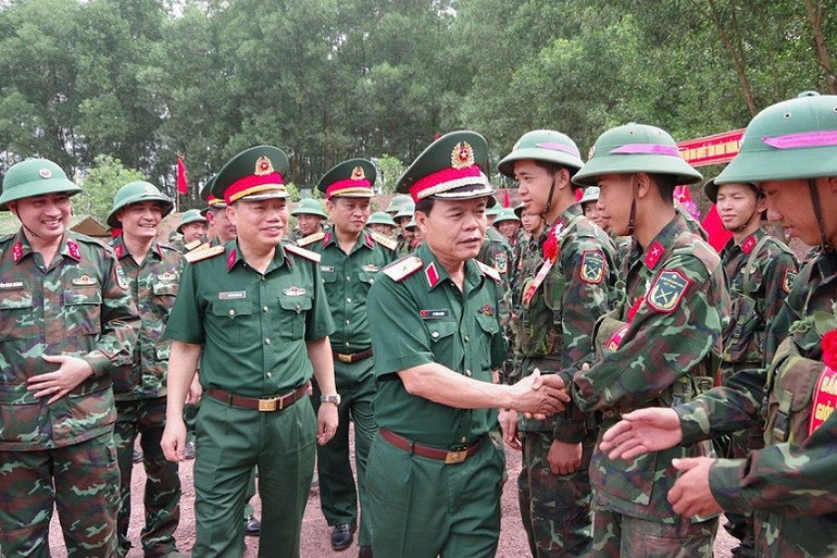 Lãnh đạo Quân khu 4 động viên chiến sĩ mới. a14.jpg