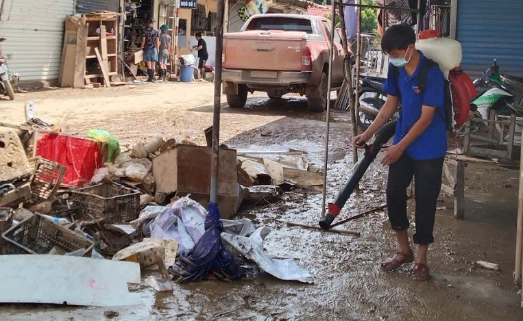 Nước lũ rút đến đâu, tổ chức vệ sinh môi trường và phun khử trùng đến đó. Ảnh Tổ chức phun khử trùng ở xã Tương Dương. z6887419838816-1b48048eb6e822e0bd77c26a6951520b.jpg