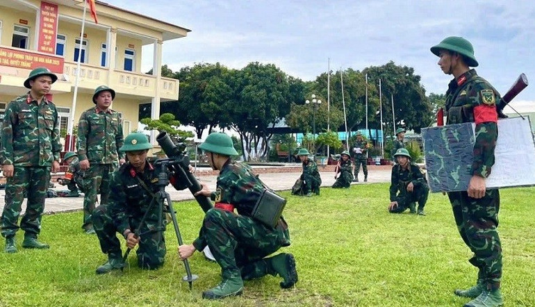 Sư đoàn 324 huấn luyện chuyên ngành pháo cối. (Ảnh: Báo Quân khu 4) a10.jpg