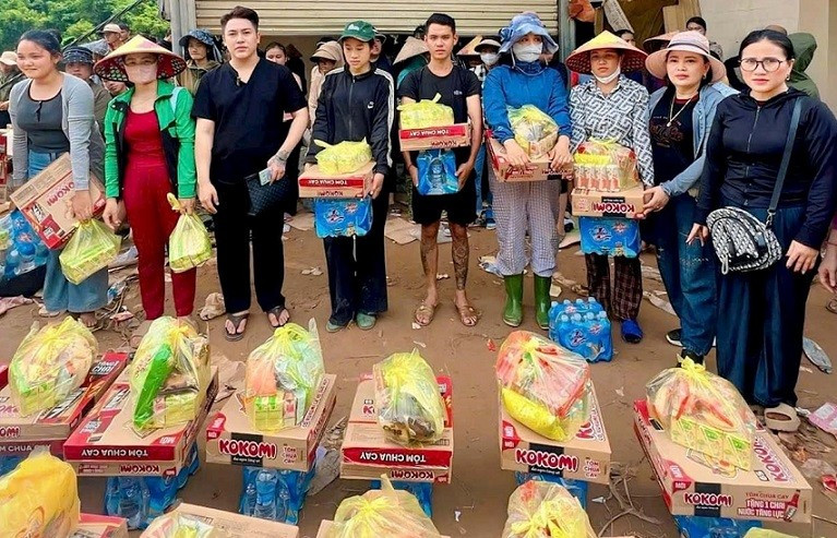 Đoàn thiện nguyện trao tặng quà cho người dân xã Mỹ Lý. a3-ht.jpg