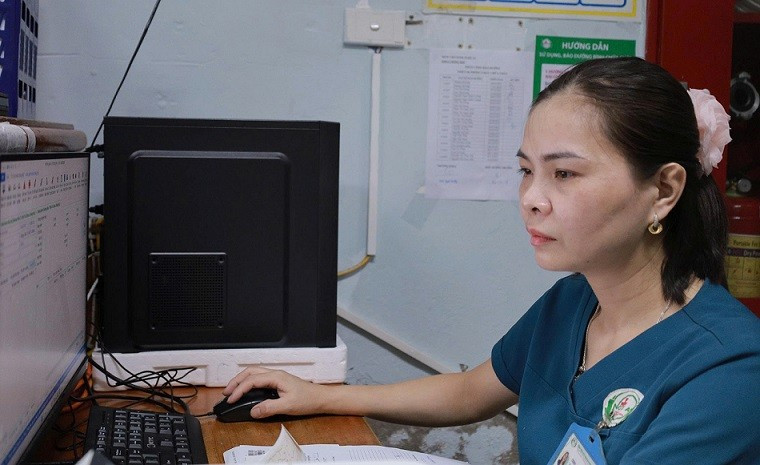 Điều dưỡng Phan Thị Thúy Hòa tại nơi làm việc. z6876383364528-90ced27080bb25e8f2fdff991eb5abb0.jpg