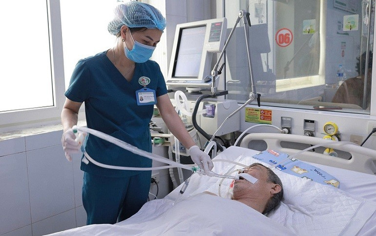 Điều dưỡng Phan Thị Thúy Hòa từng tham gia cấp cứu nhiều bệnh nhân nên chị rất tự tin khi trực tiếp xử trí tình huống. z6876383364529-adf640025c86893d1d46d864a85413cf.jpg