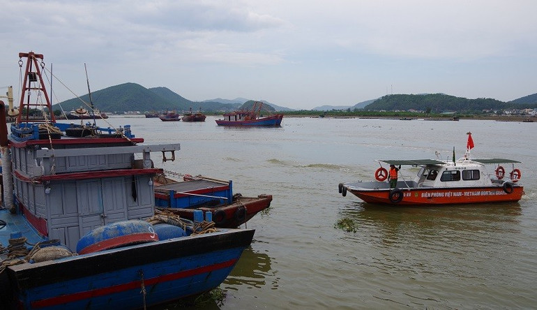 Lực lượng Đồn Biên phòng cửa khẩu cảng Cửa Lò-Bến Thủy thường xuyên có mặt tại các bến tàu thuyền để tuyên truyền vận động người dân đến neo đậu nơi an toàn. anh-1-1.jpg