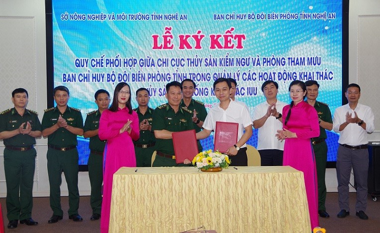 Đại diện lãnh đạo phòng Tham mưu Ban Chỉ huy Bộ đội đội Biên phòng Nghệ An ký kết phối hợp với Chi cục Thủy sản và kiểm ngư (Sở Nông nghiệp và Môi trường Nghệ An). anh-4.jpg