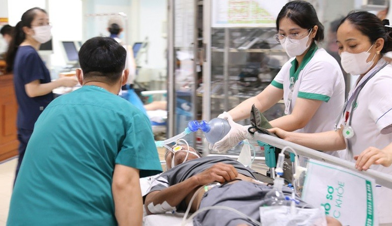 Vừa phòng, chống bão số 5 vừa cấp cứu bệnh nhân. yt-1.jpg