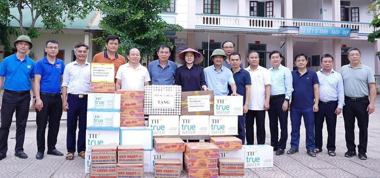 Ngoài cấp phát hóa chất, túi đựng nước, ngành Y tế Nghệ An còn hỗ trợ nước đóng chai, mì tôm cho đồng bào vùng lũ. z6887710316192-8c8beb5b808f3335bb5f4c70c2a2a223.jpg