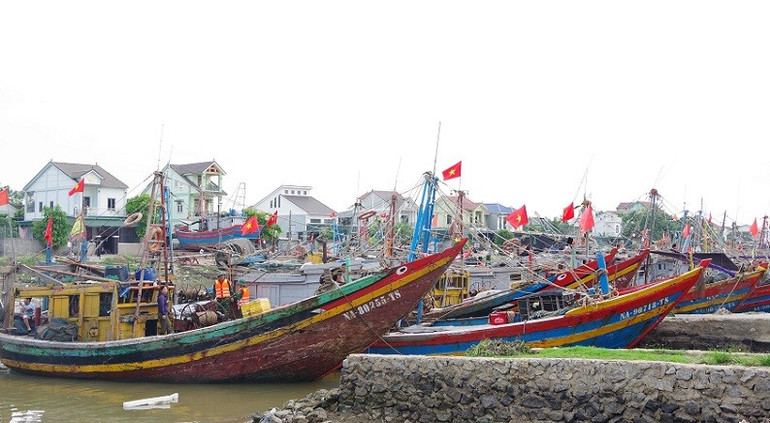 Tàu thuyền của ngư dân xã Diễn Châu đã vào nơi neo đậu an toàn. anh-3-1.jpg