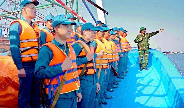 Lực lượng dân quân biển tỉnh Thanh Hóa huấn luyện bắn súng trên biển. (Ảnh: Báo Quân khu 4) a4.jpg