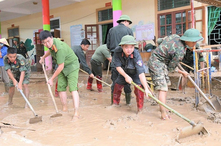 Lực lượng vũ trang Quân khu giúp nhân dân khắc phục hậu quả mưa lũ tại phía tây Nghệ An tháng 7 năm 2025. (Ảnh: Báo Quân khu 4) a6.jpg