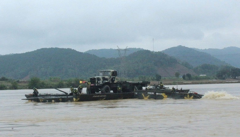 Lữ đoàn Công binh 414 huấn luyện vượt sông. (Ảnh: Báo Quân khu 4) a9.jpg