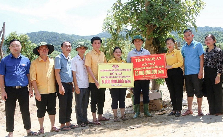 Lãnh đạo tỉnh Nghệ An và Ủy ban Mặt trận Tổ quốc Việt Nam tỉnh Nghệ An đã trao hỗ trợ 25 tỷ đồng tới xã Tương Dương khắc phục hậu quả thiên tai. (Ảnh: ĐÌNH TUÂN) a2-ht.jpg