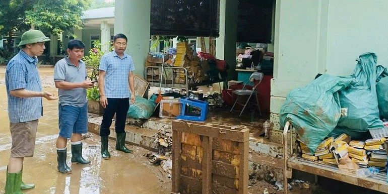 Nhiều trung tâm Y tế và trạm Y tế xã ở miền tây Nghệ An cũng bị ngập trong nước lũ, làm hư hỏng tài sản, thuốc men và trang thiết bị khám chữa bệnh. z6887412848267-2b1e2838e62a3062322e35fefead50de.jpg