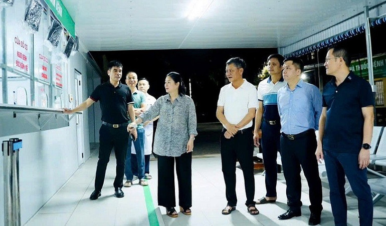 Lãnh đạo Sở Y tế Nghệ An kiểm tra công tác ứng phó bão số 5 tại Bệnh viện Đa khoa thành phố Vinh cơ sở 3 (phường Cửa Lò). yt-2.jpg