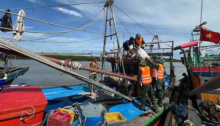 Hỗ trợ ngư dân chằng buộc tàu thuyền an toàn. z6936848186218-ee1d143eea6edcadf8d30b94c0c6f053.jpg