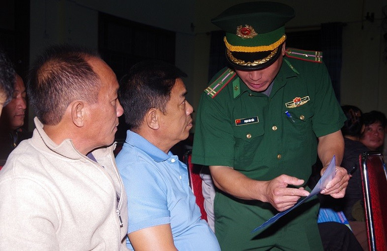 Bộ đội Biên phòng Nghệ An phát tờ rơi tuyên truyền tới bà con nhân dân. anh-1.jpg
