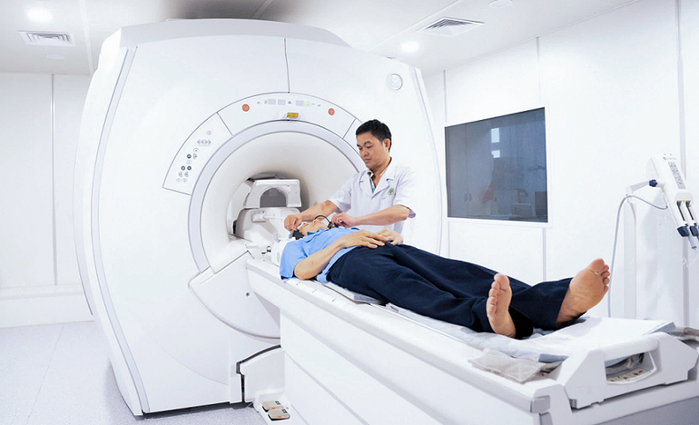 Hệ thống chụp Cộng hưởng từ (MRI) 1.5 Tesla hiện đại giúp việc điều trị cho người bệnh được thuận lợi và chính xác. a4-may-mri.png