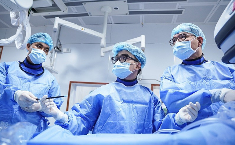 Các bác sĩ đang phẫu thuật tán sỏi đường mật qua da bằng laser dưới sự hướng dẫn của Hệ thống DSA. a7-tan-soi-duong-mat-qua-da.jpg