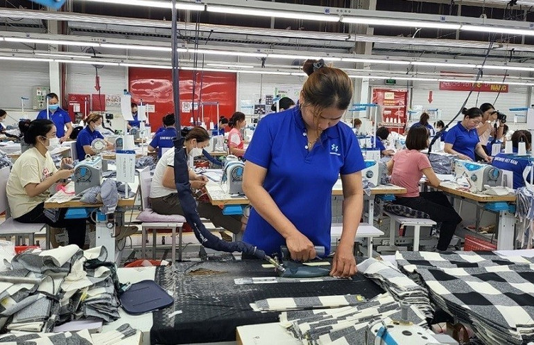 Cụm công nghiệp đi vào hoạt động sẽ thu hút các dự án sạch, thân thiện với môi trường, trong đó có dự án may mặc. (Ảnh: Thu Huyền) bna-san-xuat-tai-cong-ty-tnhh-det-may-sangwoo-o-khu-cong-nghiep-vsip-hung-nguyen-nghe-an-anh-thu-huyen.jpg