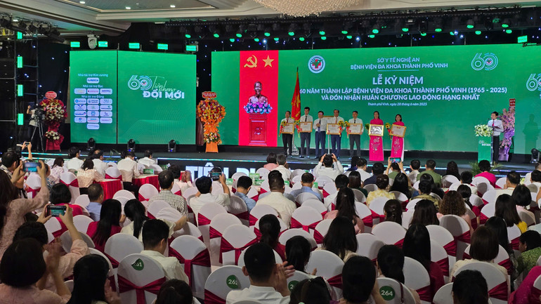 Toàn cảnh buổi lễ. z6752001312736-3729d64cfc98957b4a6053db931b3c18.jpg