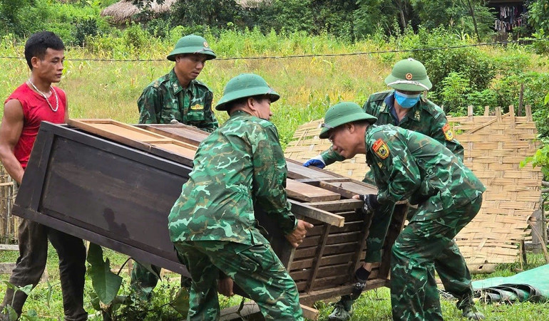 Nhờ thời tiết thuận lợi nên việc tháo dỡ nhà cũ, làm lán tạm và thu dọn đồ đạc giúp đồng bào được tiến hành thuận lợi và nhanh chóng. anh-3.jpg