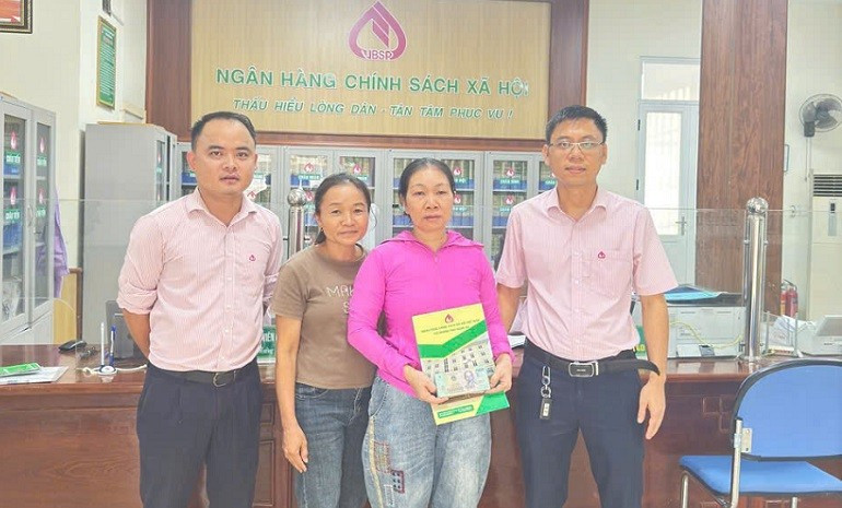Số tiền giải ngân lần đầu tiên này sẽ giúp tân sinh viên Cao Như Trịnh có đủ nguồn lực để bắt đầu năm học thứ nhất một cách thuận lợi. z7001060944543-9208f229e0d7e7763da6f793de027845.jpg