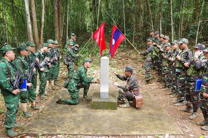 Tô son cột mốc 365 và tiến hành phát quang, vệ sinh quanh cột mốc. anh-7.jpg