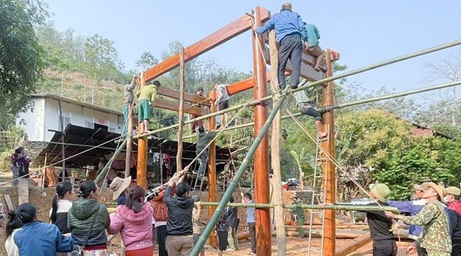 Xã biên giới miền núi Nhôn Mai huy động các lực lượng và nhân dân giúp hộ nghèo dựng nhà ở. bna-xa-nhon-mai-huy-dong.jpg