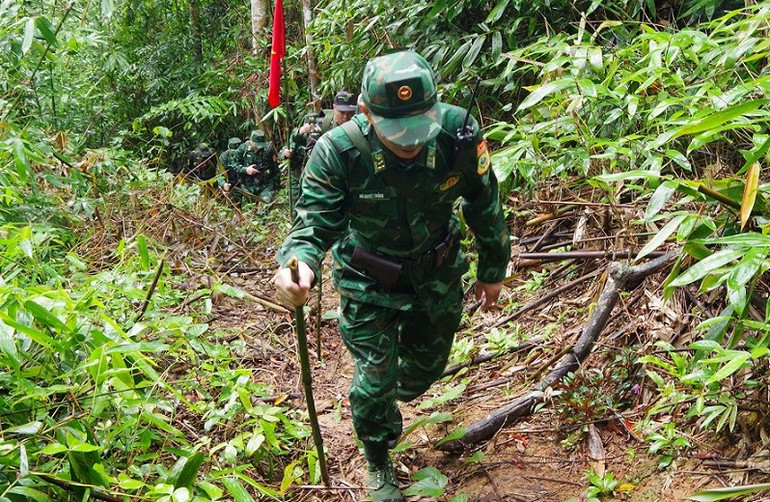 Lực lượng tuần tra hai bên vượt đường dốc trong thời tiết mưa, nắng thất thường. anh-5.jpg