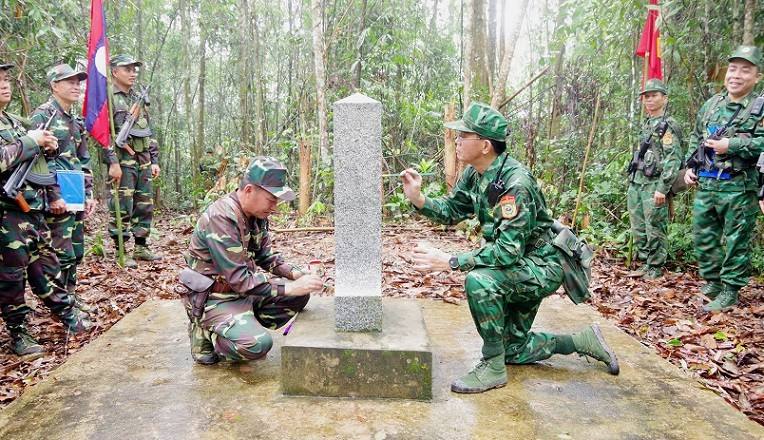 Lãnh đạo hai đoàn công tác tiến hành tô son cột mốc 364. z6790235601616-3bea961584b484106b457396d4632c88.jpg