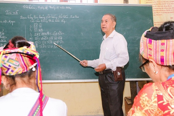 Dạy chữ Thái cho đồng bào. bna-3-5828.jpg