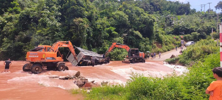 Kéo xe bị nghiêng do nước lũ vào nơi an toàn. (Ảnh: BIÊN CƯƠNG) 560113917amz6776500675458-db6f5c0361a6b489e28db515c77fe44e.jpg