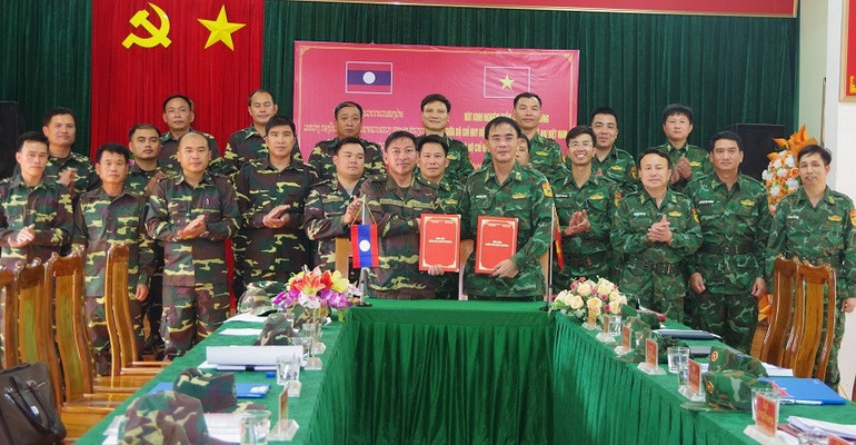 Hai bên tiến hành trao biên bản ghi nhớ hoạt động tuần tra. anh-9.jpg