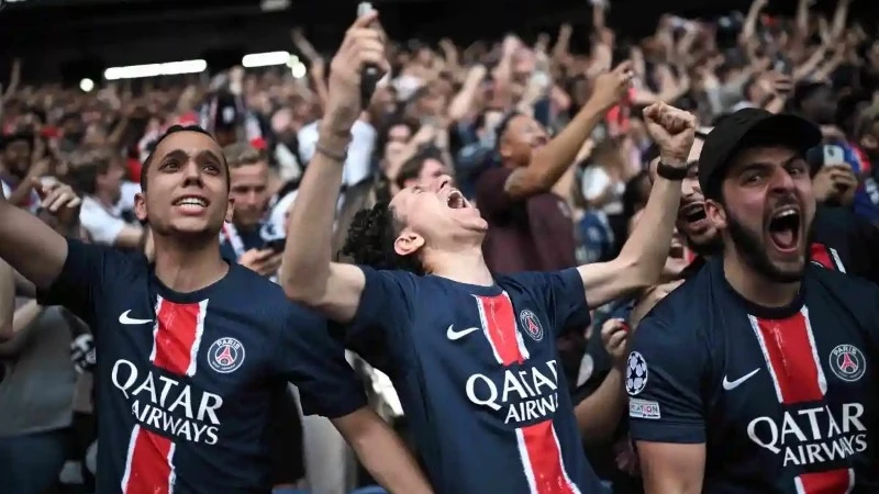Hàng trăm người bị bắt khi cổ động viên PSG ăn mừng gây bạo loạn ở Paris