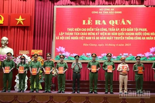 Đại diện các đơn vị nhận lệnh ra quân.