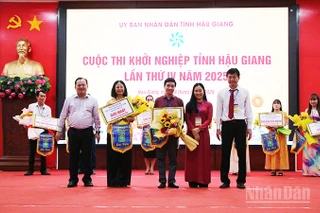 Ban Tổ chức trao Giải Nhất cho các tác giả.