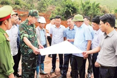 Chủ tịch Ủy ban nhân dân tỉnh Điện Biên cùng lãnh đạo các sở, ngành kiểm tra tiến độ san nền dự án bố trí tái định cư cho các gia đình ở bản Tìa Mùng, xã Tìa Dình bị ảnh hưởng do lở đất, lũ quét.