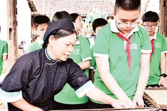 Học sinh tham quan, trải nghiệm kỹ thuật làm giấy bản tại xóm Dìa Trên, xã Quảng Uyên.