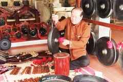 Ông Bùi Thanh Bình thử âm thanh của chiêng Mường.