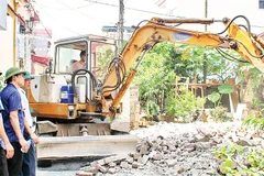 Lực lượng chức năng xã Mỹ Đức cưỡng chế công trình vi phạm trên địa bàn. (Ảnh BIÊN PHẠM)