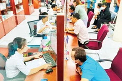 Cán bộ tiếp nhận và giải quyết thủ tục hành chính cho người dân tại phường Bà Rịa.
