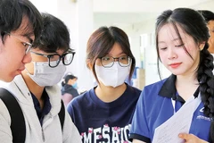 Tình nguyện viên Trường đại học Mở Thành phố Hồ Chí Minh tận tình hướng dẫn tân sinh viên.