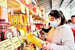 Công nhân vui mừng lựa chọn những mặt hàng thiết yếu tại Điểm phúc lợi đoàn viên.