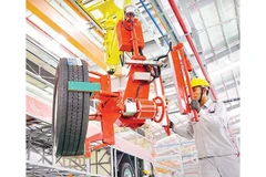 Dây chuyền lắp ráp ô-tô tại Kim Long Motor ở Huế.