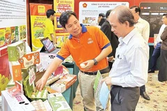 Người tiêu dùng tìm hiểu sản phẩm trứng gia cầm tại một sự kiện do HUBA tổ chức mới đây.