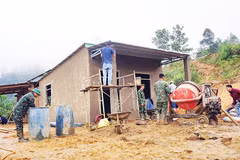 Cán bộ, chiến sĩ thuộc Trung đoàn 885 và Ban Chỉ huy phòng thủ Khu vực III - Trà My (Bộ Chỉ huy quân sự thành phố Đà Nẵng) xây dựng nhà cho người dân xã Trà Tập.