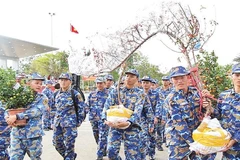 Cán bộ, chiến sĩ chuyển cây quất, hoa đào ra Trường Sa để quân và dân đón Tết. (Ảnh CTV)