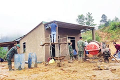 Cán bộ, chiến sĩ thuộc Trung đoàn 885 và Ban Chỉ huy phòng thủ Khu vực III - Trà My (Bộ Chỉ huy quân sự thành phố Đà Nẵng) xây dựng nhà cho người dân xã Trà Tập.