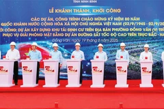 Phó Thủ tướng Trần Hồng Hà và các đại biểu thực hiện nghi thức khởi công Dự án Xây dựng khu tái định cư trên địa bàn phường Đồng Văn, Ninh Bình.